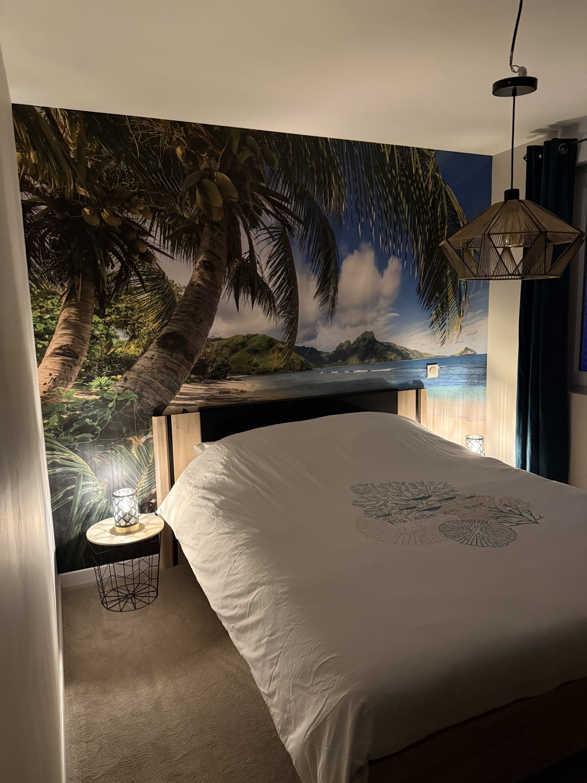 Chambre avec décoration murale nature au Nid Marin