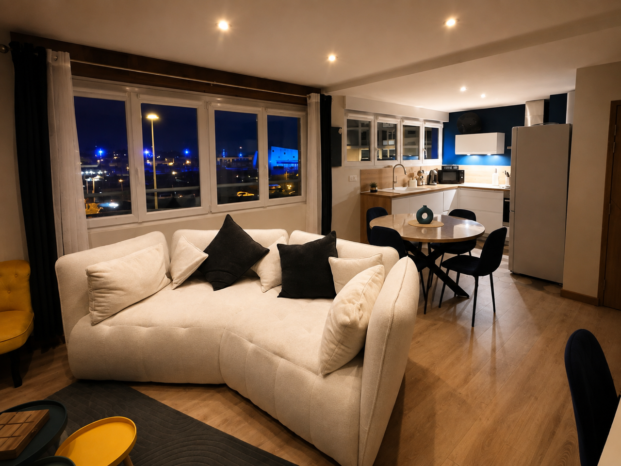 Salon et cuisine du Nid Marin avec vue nocturne