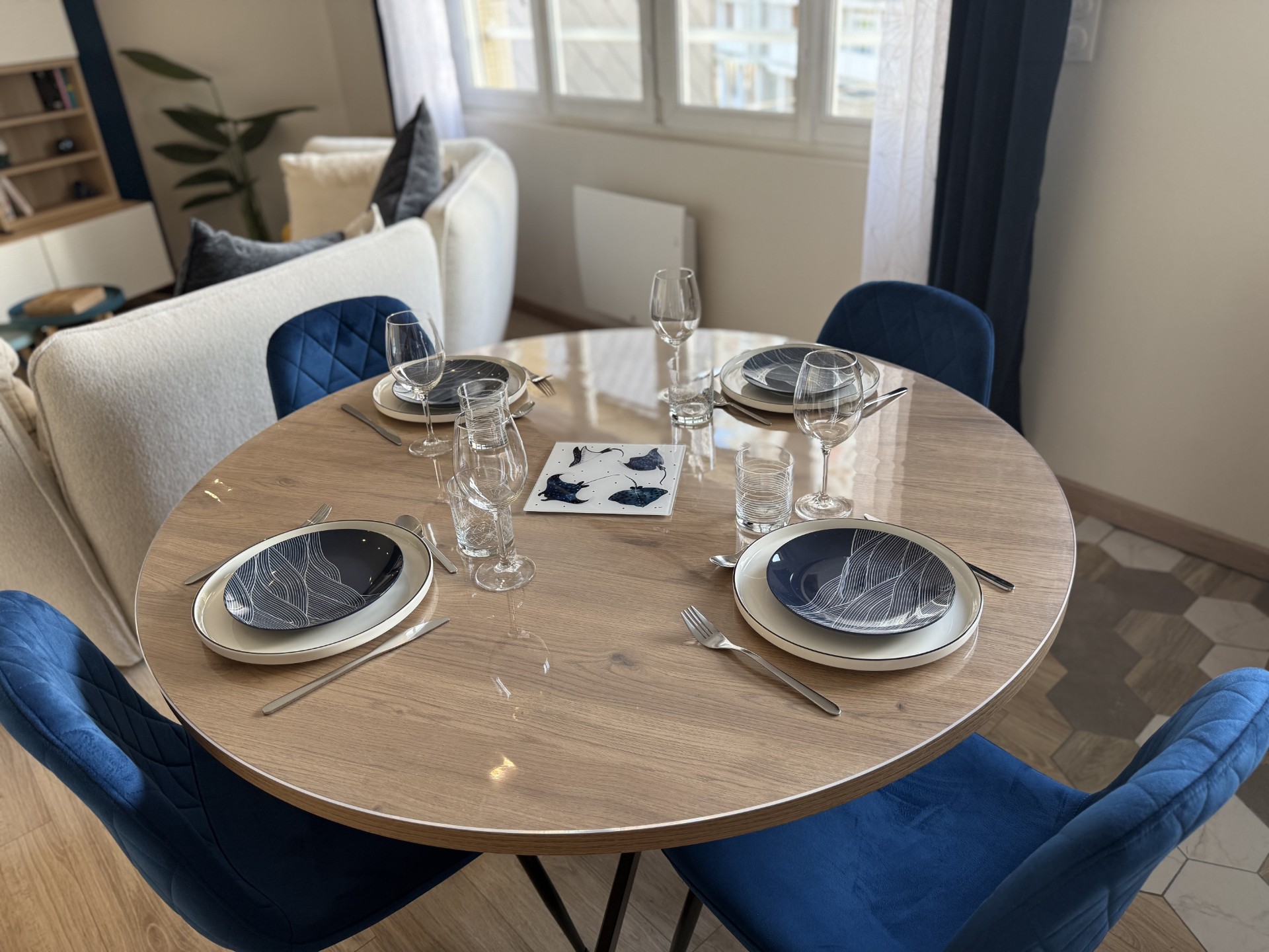 Table à manger dressée dans l’appartement Le Nid Marin