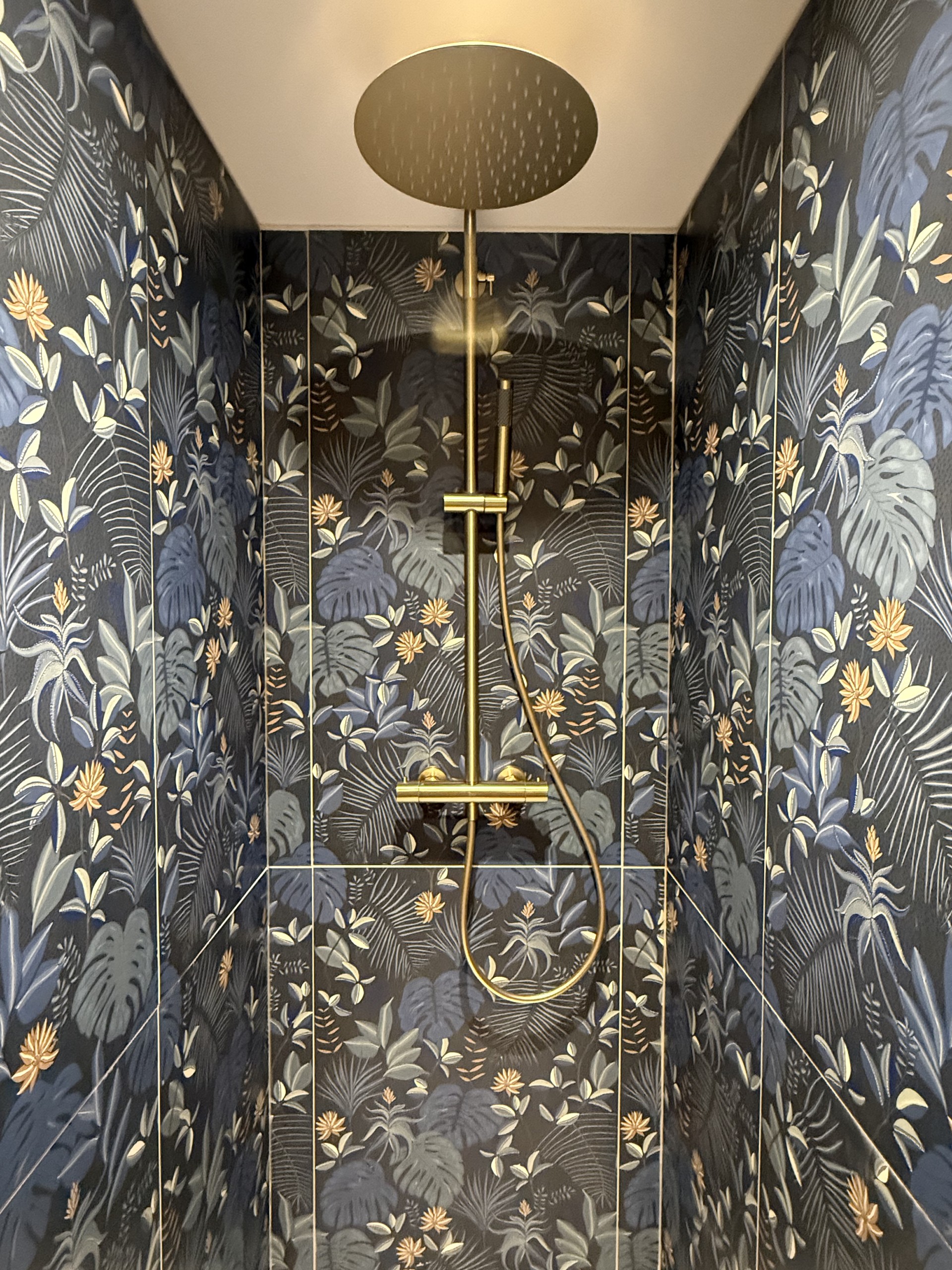 Douche à la décoration végétale du Nid Marin